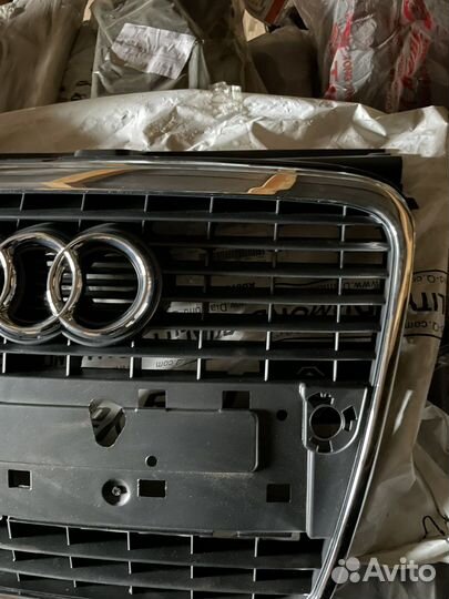 Решетка радиатора Audi A4 B7