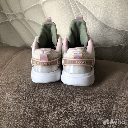 Кроссовки для девочки