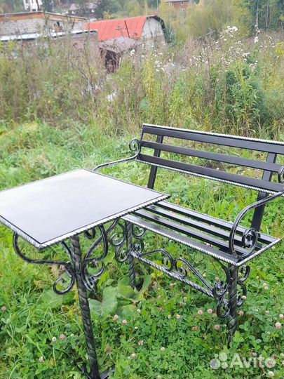 Столы и лавочки на кладбище