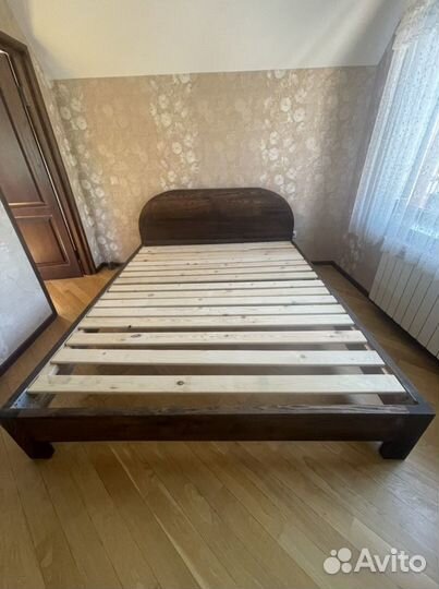 Кровать из массива дерева
