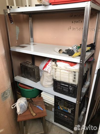 Межэтажная дверь и стеллаж