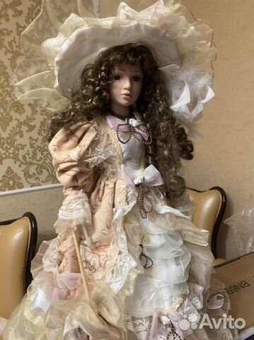Кукла фарфоровая