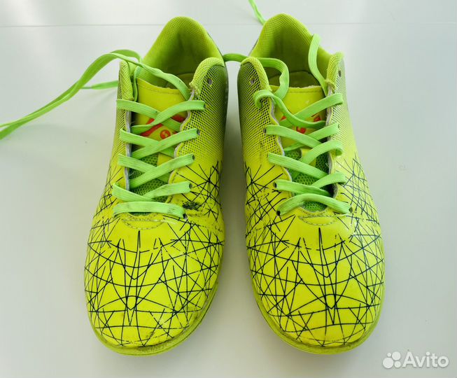 Детские футбольные бутсы