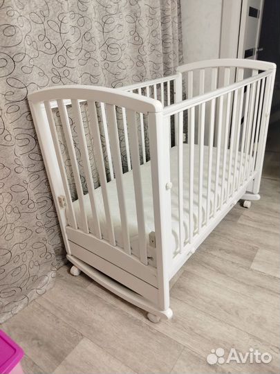 Детская кроватка с маятником и ящиком