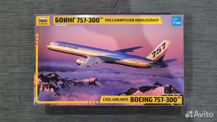 Сборная модель самолета Boeing 757-300 1/144