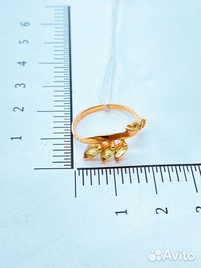 Кольцо с синтетическим камнем Золото