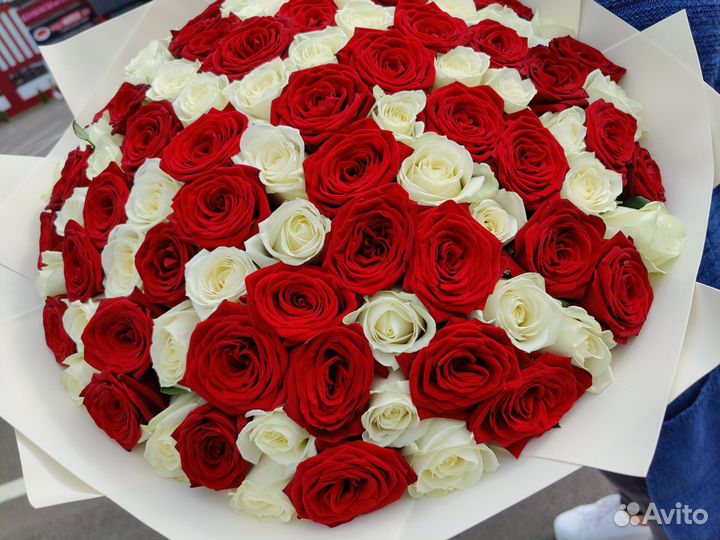 Красно-белый букет из 101 розы