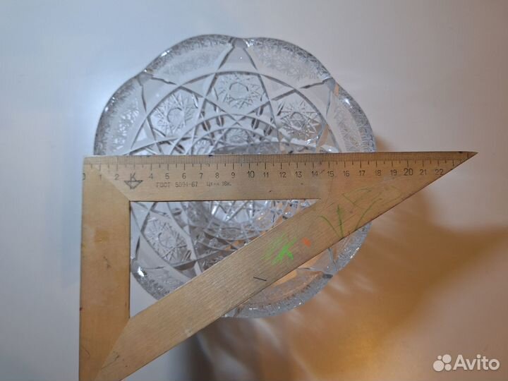 Ваза хрустальная в технике алмазная грань