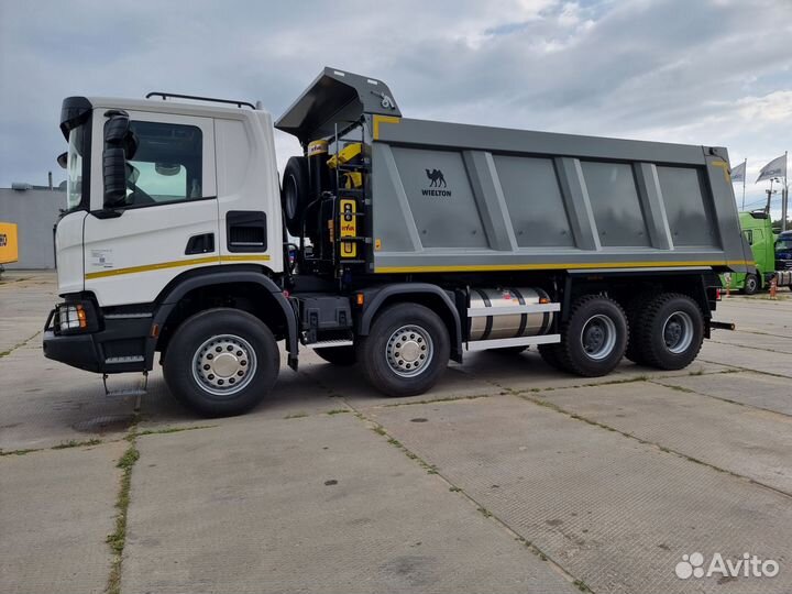Водитель самосвала scania