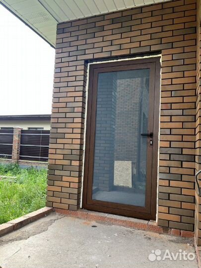 Входная дверь в коттедж