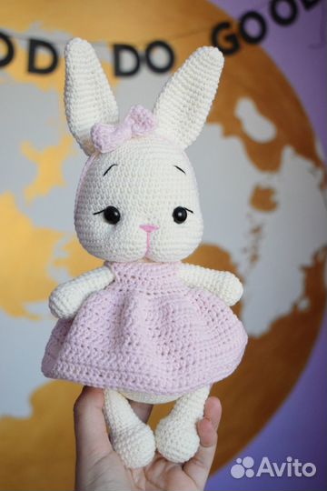 Вязаная игрушка зайка