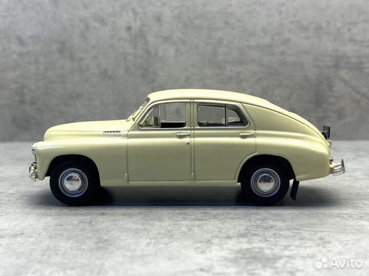 Коллекционная модель газ-М20 победа 1:43 DeA