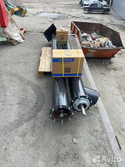 Шнековый транспортер в желобе