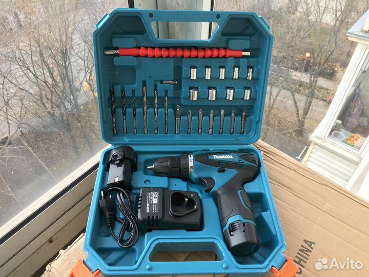 Шуруповерт Makita с набором бит 12V