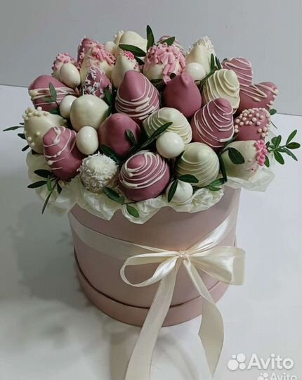 Сладкие букеты из клубники