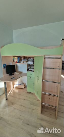 Детская кровать чердак со столом и шкафом