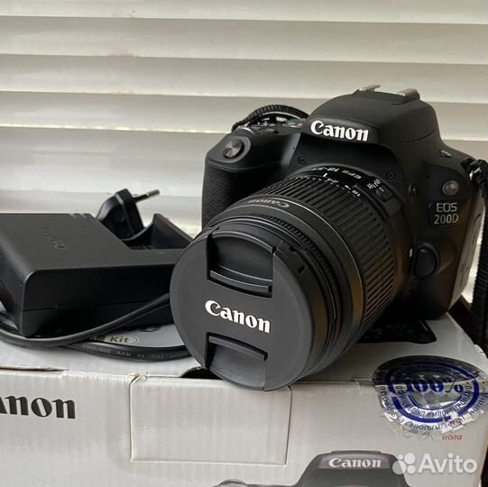 Зеркальный фотоаппарат Canon 200d