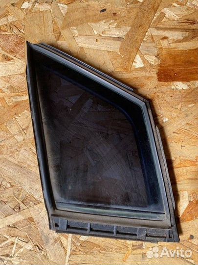 Стекло двери передней правой (форточка)