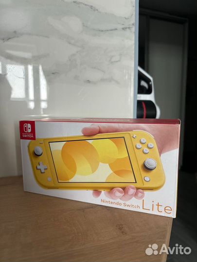 Приставка Nintendo switch Lite Желтая Новая