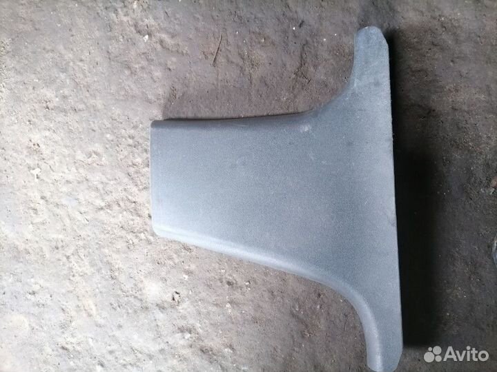 Обшивка стойки средней правой нижняя Mercedes Benz