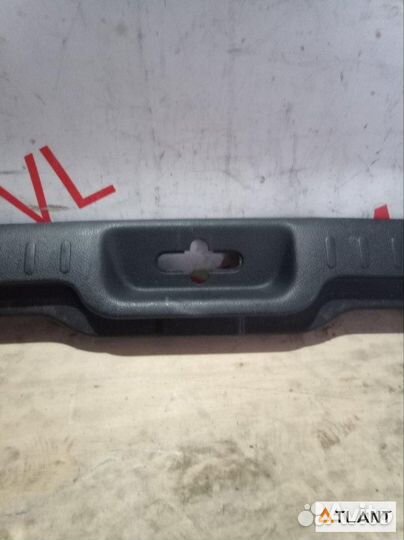 Накладка замка багажника nissan serena