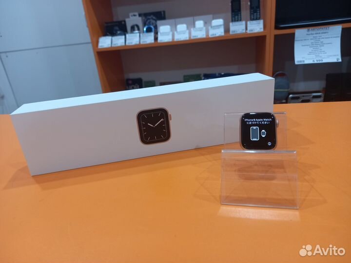 4) Смарт-часы Apple (Watch Series 5 40mm)