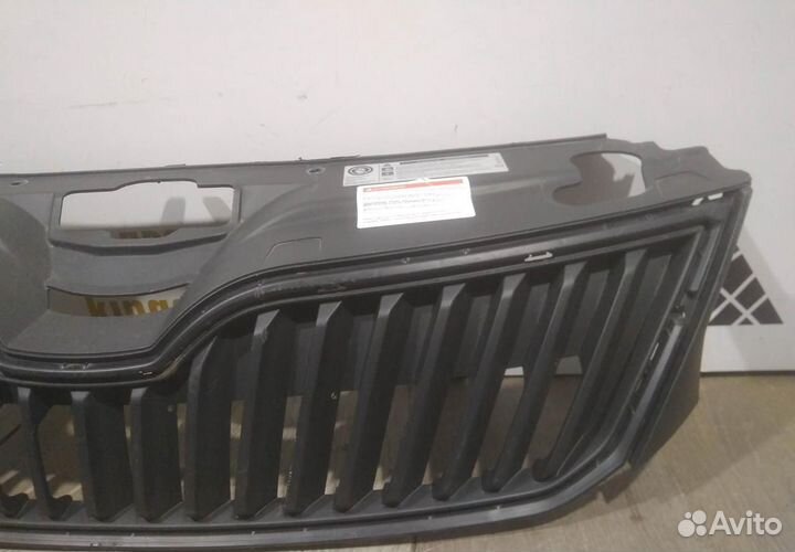 Решетка радиатора бу Skoda Rapid OEM 5JA853668