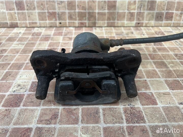 Задний левый суппорт на Mitsubishi Lancer 10