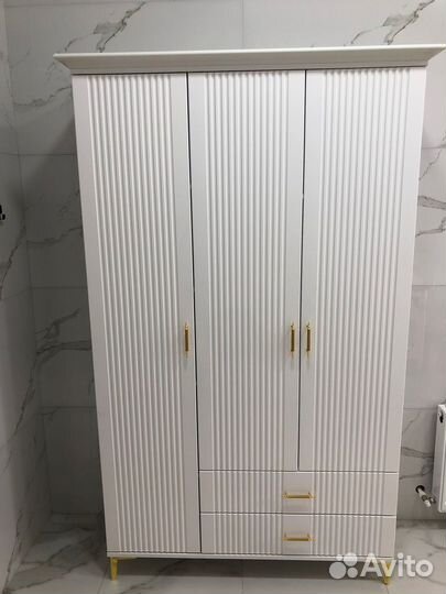 Шкаф распашной белый