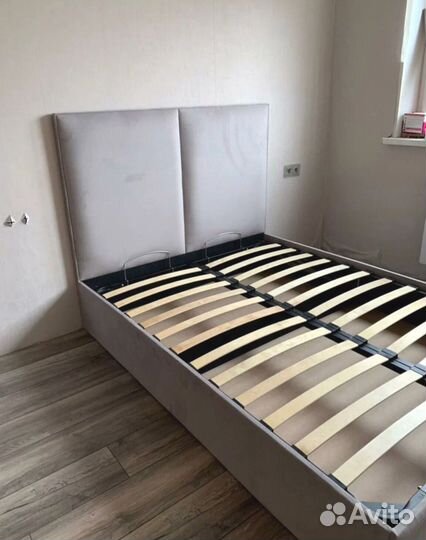 Белая кровать