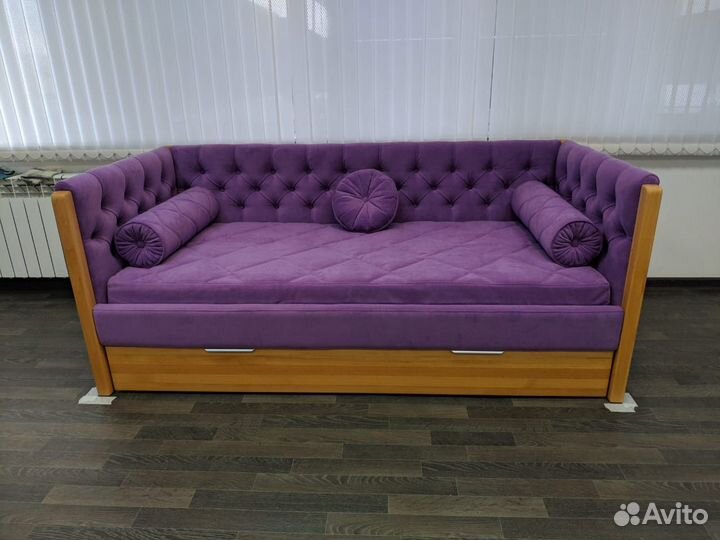 Кровать из бука с мягкой обивкой