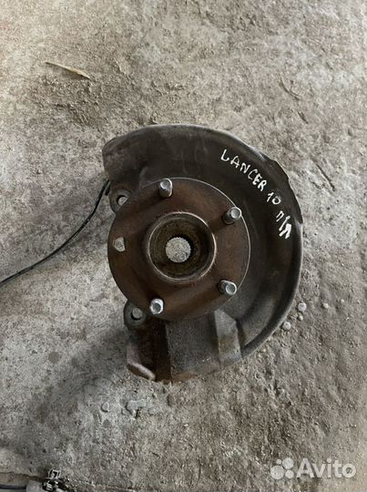 Поворотный кулак левый передний Lancer X 10