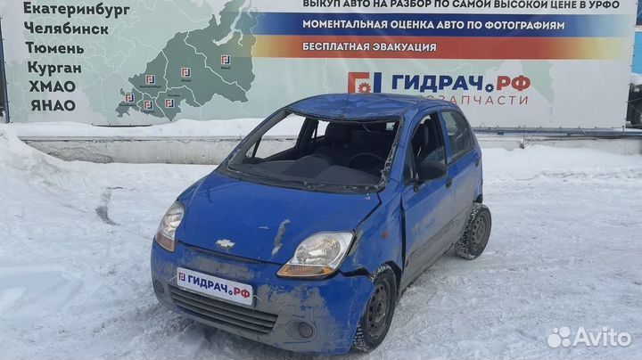 Накладка стекла заднего левого Chevrolet Spark 966