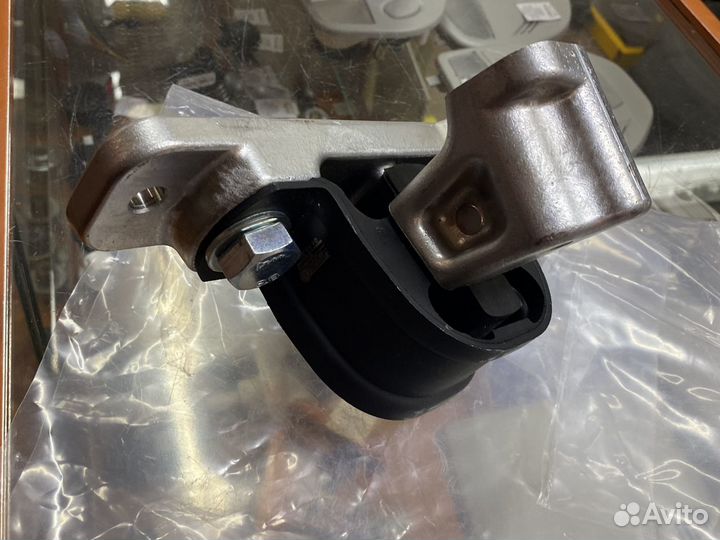 Опора двигателя Веста - усиленная, правая