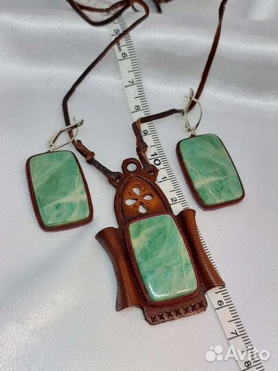 Серьги,кулон с нефритом жадеитом в коже