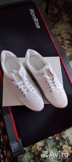 Кроссовки женские