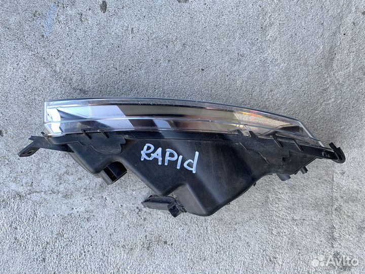 Фара противотуманная левая Skoda Rapid