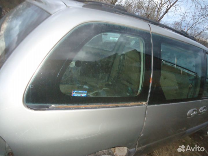 Стекло правой двери Chrysler Voyager 3