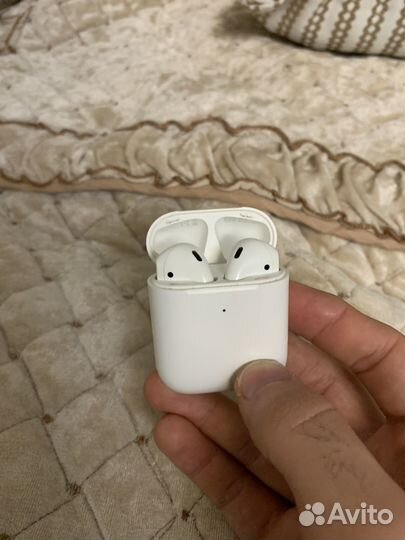 AirPods 2 с беспроводной зарядкой