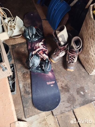 Сноуборд с креплениями и ботинками
