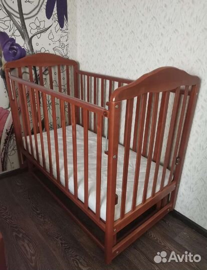 Детская кроватка с маятником