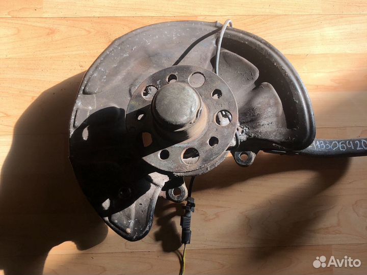 Кулак поворотный левый Mercedes W211