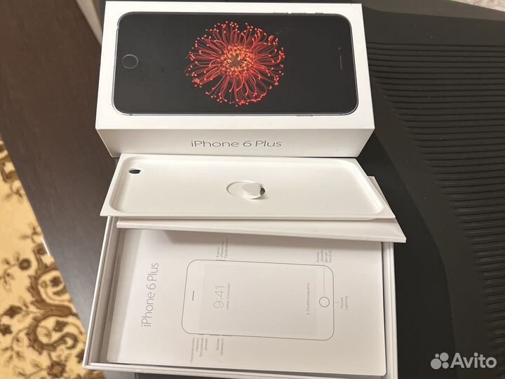 Две коробки iPhone с бумагами