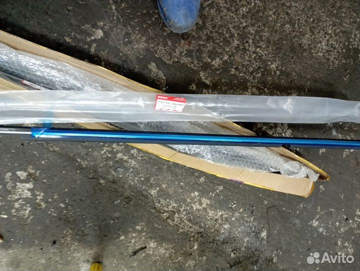 Молдинг стекла двери camry 06