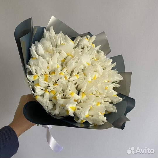 Букет из белых ирисов