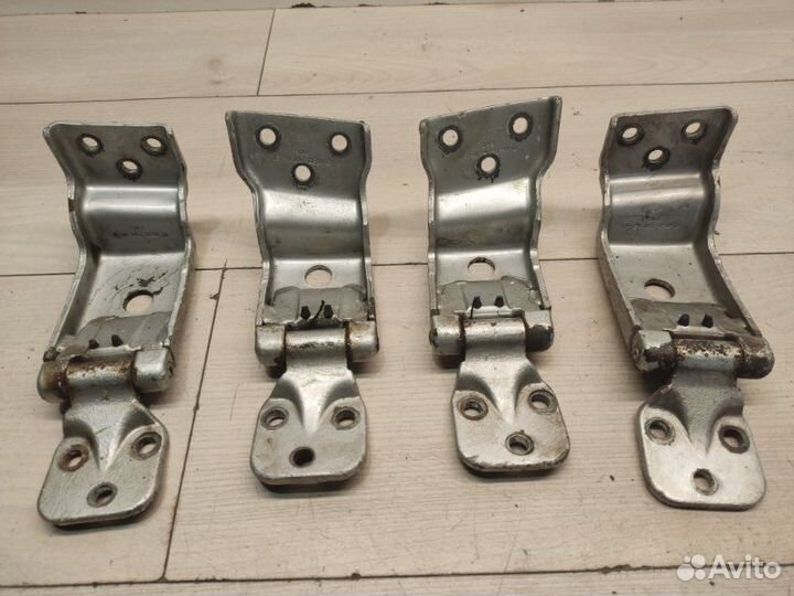 Петли задних дверей Mercedes Vito W639 ом646 2005