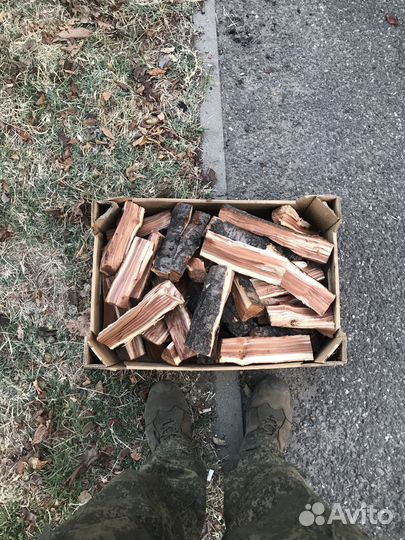 Коробка Колотых вишневых дров для пикника