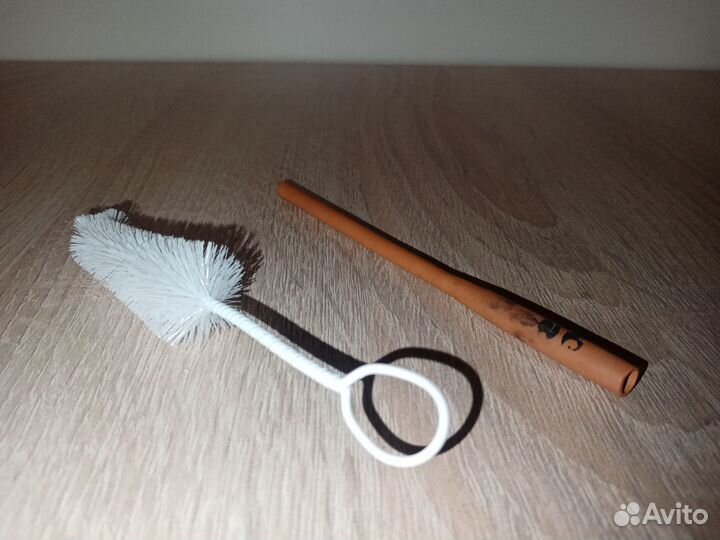 Газоотводная трубка и маленький ершик