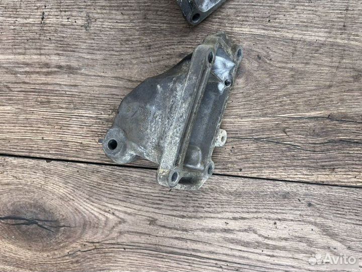 Кронштейн крепление двигателя Mercedes-Benz W210