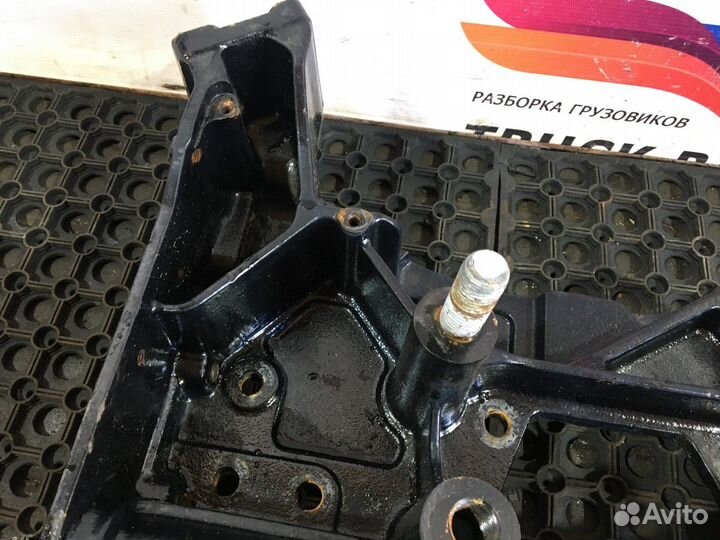 Кронштейн буксировочный левый Volvo FH